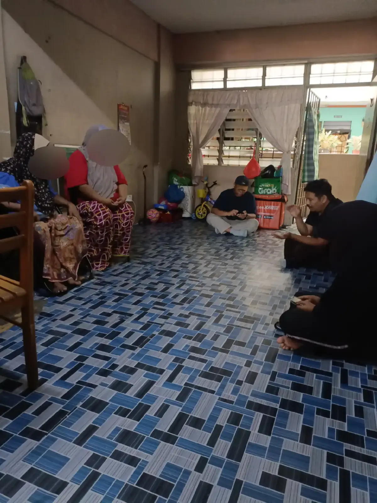 Masih ingat dengan Puan Zu dari Desa Mentari? Ya, betul. Seorang ibu tunggal yang ditinggalkan suami terkontang kanting membesarkan 4 orang anak & seorang ibu yang uzur dengan sakit buah pinggang tahap kronik. Di samping itu, dia sendiri juga tidak berapa sihat. Paru-paru hanya tinggal 40% fungsinya, berserta sakit kencing manis & beberapa lagi masalah kesihatan. Keadaan kesihatan Puan Zu yang tidak stabil adakalanya membuatkan dia terpaksa ditahan di wad hospital. Akibatnya, dua daripada empat orang anaknya terpaksa berhenti sekolah atas sebab nak jaga sang emak dan kerana terhimpit dengan masalah ekonomi yang lain seperti tidak cukup duit tambang & belanja sekolah.  Puan Zu ini juga tidak mampu bekerja sepenuh masa kerana kesihatan tidak mengizinkan. Hanya kerja-kerja ringan yang boleh dibuat di rumah mampu dia lakukan seperti menyusun & memasang skru yang juga sebenarnya amat merbahaya untuk dirinya yang bergejala diabetis kerana dia  tidak boleh luka-luka. Pendapatan keluarga hanya datang daripada gaji anak sulungnya yang buat dua-tiga kerja dalam satu nasa namun masih tidak mencukupi.  Puan Zu  tidak pernah mendapat sebarang bantuan daripada mana-mana pihak berwajib. Walaupun pihak Zakat dah datang untuk memeriksa keluarga Puan Zu selepas menerima laporan kes daripada kami, Puan Zu sekeluarga masih belum disahkan boleh terima bantuan. Pihak Zakat juga minta Puan Zu sekolahkan semula anak-anaknya jika mahu bantuan diberikan. Jadi haritu kami ke sana lagi dan berkesempatan bertemu dua orang anak Puan Zu yang berdepan masalah keciciran pelajaran. Seorang remaja lelaki yang sepatutnya di Tingkatan 5 dan adik perempuannya di Tingkatan 4. Mereka pun dah bagitau kami aliran apa yang mereka nak ambil bila sambung semula belajar nanti. Kedua-duanya minat dengan kursus TVET. Yang abang nak buat kursus elektrikal atau welding dan si adik minat sangat nak buat kursus kulinari.  Pada ketika ini, proses menyekolahkan semula anak-anak Puan Zu ini ialah salah satu daripada prioriti kami di Projek Komuniti Kita. Kami kena juga bantu merayu kemasukan ke Tahun 1 sesi 2025 untuk anak bongsu Puan Zu kerana sewaktu sesi pendaftaran online yang dibuka tahun lepas beliau sedang terlantar di hospital. Oleh sebab itu, dia tak sempat membuat pendaftaran tepat pada masa yang ditetapkan. Nampaknya banyak yang kita boleh pelajari & ambil iktibar daripada kes Puan Zu ini namun yang paling utamanya ialah kebajikan & akses kepada pelajaran adalah paling utama untuk ditangani buat masa ini. #MahathirMohamad #NajibRazak #MuhyiddinYassin #IsmailSabri #AnwarIbrahim #Malaysia #ProjekKomunitiKita #DemiNegara #PasukanDemiNegara #TeamDemiNegara #SinggahTeduh #YBViral #DayangkuIntan #AnasJalil #makibanolivia #DariMalaya #izwan9426 #cheshahanizam