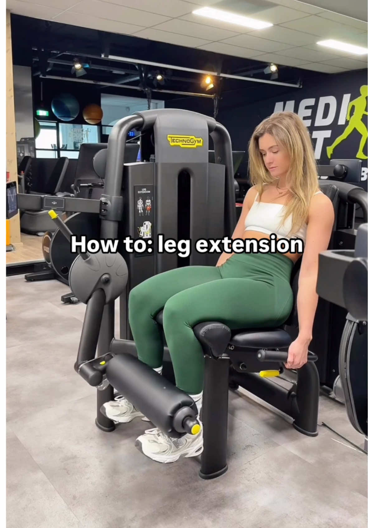 Wil jij sterkere en gespierdere bovenbenen? Dan is de ‘leg extension’ een oefening die je NIET mag overslaan! 🤍 Met de leg extension train je de quadriceps femoris, dit is de grote spier aan de voorkant van je bovenbeen, bestaande uit vier delen: rectus femoris, vastus lateralis, vastus medialis en vastus intermedius. Met deze oefening richt je vooral op de rectus femoris en vastus medialis (de binnenkant van je quadriceps) In deze video laat ik een paar puntjes zien die bij mensen nog wel eens fout kunnen gaan. ✅ Om een zo groot mogelijke beweging te kunnen maken en een maximale stretch uit de quadriceps te kunnen halen is het belangrijk om de ROM-hendel ver genoeg te zetten. ✅ Houd je vast! Dit voorkomt compensatie van andere spieren en houd de spanning volledig op de quadriceps. ✅ (Niet het belangrijkste, maar bij beginners wel aan te raden) Zit tegen het bankje voor de veiligheid, betere stabiliteit en het voorkomt wiebelen. 💡Tip: focus op een gecontroleerde beweging en knijp bovenin voor maximale activatie 🙌🏽 Welke oefening wil jij nog meer uitgelegd hebben? 👇🏽 #legextension #quadriceps #benen #trainen #krachttraining #sportschool #fitnesscoach #personaltrainer #fitgirl #workout #fitnesstips #gymtips 