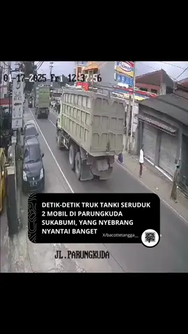 Satu unit truk tangki air menabrak dua mobil yang parkir hingga ringsek di pinggir jalan Parungkuda, Kabupaten Sukabumi, Jawa Barat. Detik-detik kecelakaan itu terekam CCTV yang ada di lokasi. Kapolsek Parungkuda Kompol Aah Hermawan mengungkapkan peristiwa ini terjadi di Jalan Raya Siliwangi tepatnya di Kampung Babakan Peundeuy, Desa Bojongkokosan pada Jumat 17 Januari 2025 sekitar pukul 12.47 WIB. Aah memastikan, tidak ada korban jiwa maupun luka dalam kejadian ini, hanya kerugian materill dan sudah dilakukan mediasi di Mapolsek Parungkuda. Sumber: sukabumi update