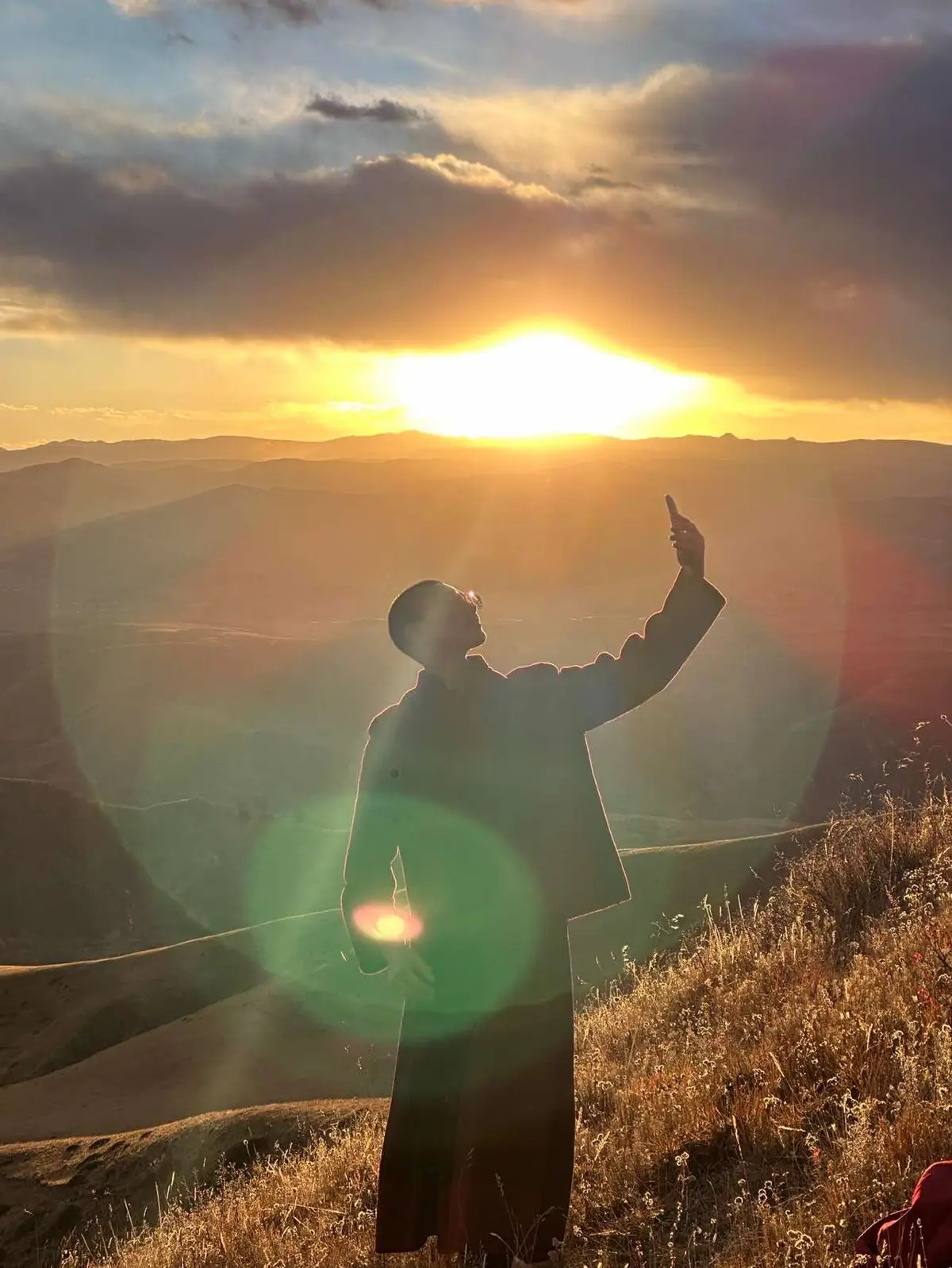 在轮回中，一心只想利益我们的人是 难得的奇遇，要珍惜这样的善缘， 感恩那些真心对待我们的人.🪷🌄
