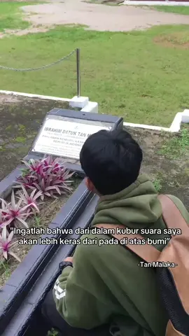 Keikhlasan itu bernama “Tan Malaka” Ia mati setelah timah jahat melesat ketubuh ringkihnya. Tidak! Bukanlah karena peluru yang bersarang di arteri. Melainkan tercabik-cabik oleh “Pengkhianatan” saudara setanah air. Adalah sebuah balasan yang setimpal buah dari puluhan tahun berjuang demi kemerdekaan bangsanya. #tanmalaka #madilog #sejarahindonesia #sejarah #historyfacts 