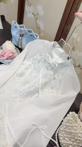 Áo dài Bích Điệp kiều diễm nổi bật với các hoạ tiết thêu dệt trên những thước vải gấm cao cấp, nổi bật vẻ sang trọng của nàng #FLANE #fashiontiktok #pfypシ #macdepmoingay #viral #localbrand #viralvideo #thuyngan #aodai 