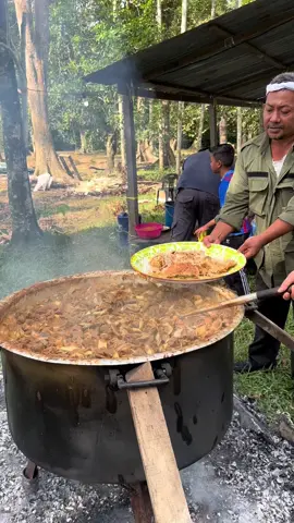 Layan kerak nasi minyak dalam talam. Gaul dengan guley daging kerbau & rias pisang kebatu #fypppppppppppppppppppppp #fypagetiktokviralvideo #fypagetiktok #fypage #fypppp #kendurikahwin #rewang #loveyou #nasikawah #fypシ゚ #kenduri