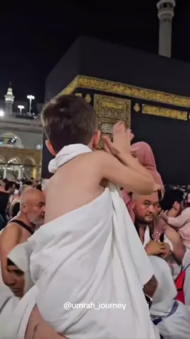 MashaaAllah they’re so cute😍🤍🕋 #umrah #umroh #umrah2025 #makkah #madinah #kabah #kids #saudiarabia🇸🇦 