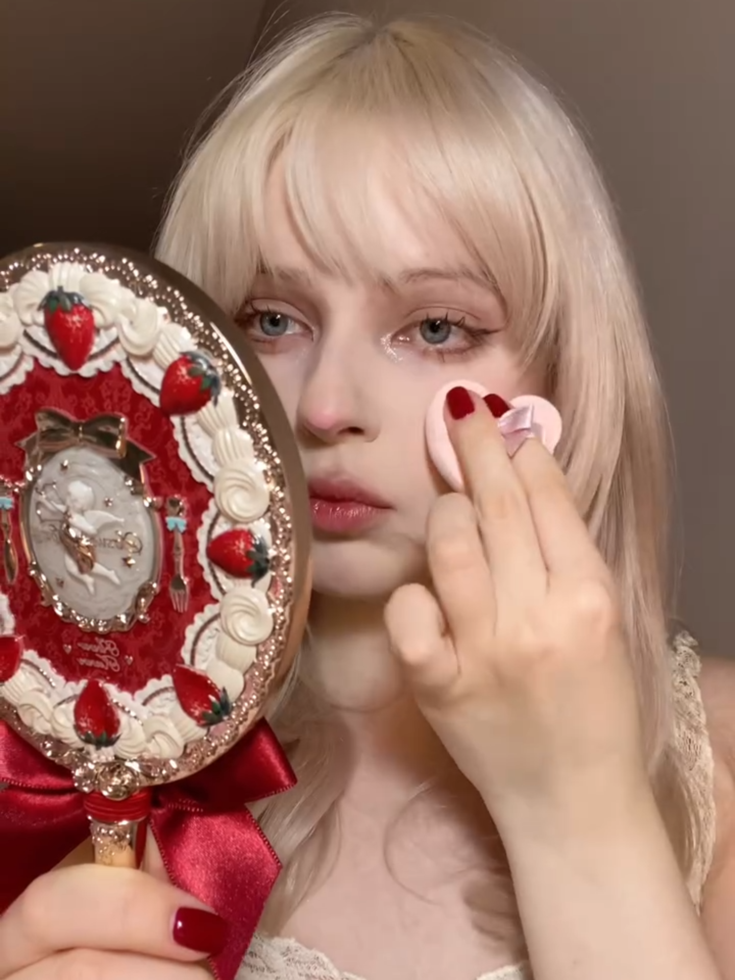 Getting lost in the sweetest strawberry dreams.🍓Let this soft and gentle look from @vailnessi melt your heart! 💖#flowerknows#strawberrycupid#strawberrymakeup#makeuplook#makeuptutorial#makeupinspo#eyelook#eyeshadowtutorial#softmakeuplook#softglam