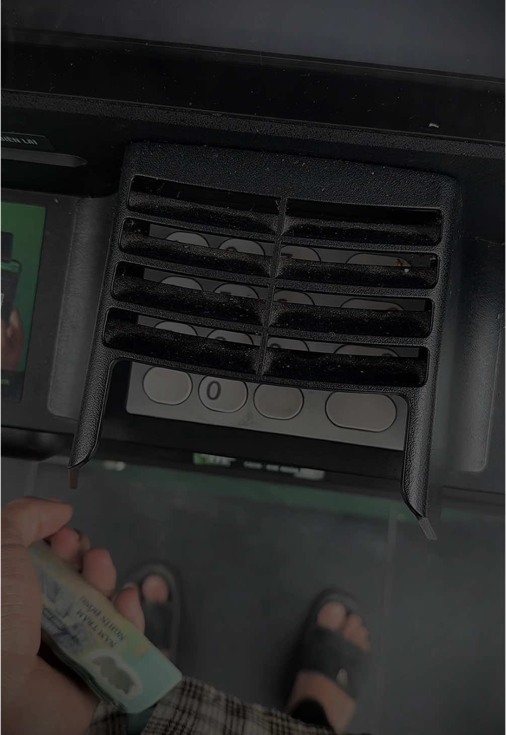 Tiền rút ATM còn phải đếm lại , thì việc gì phải tin vào những lời nói hứa xung quanh bạn hết lần này tới lần khác …#v#viraltiktoks#sadf#fypv#videok#khutoikhongsongb#buon_tam_trangs#storytimex#xuhuongx#xuhuongtiktokt#trendingviral 