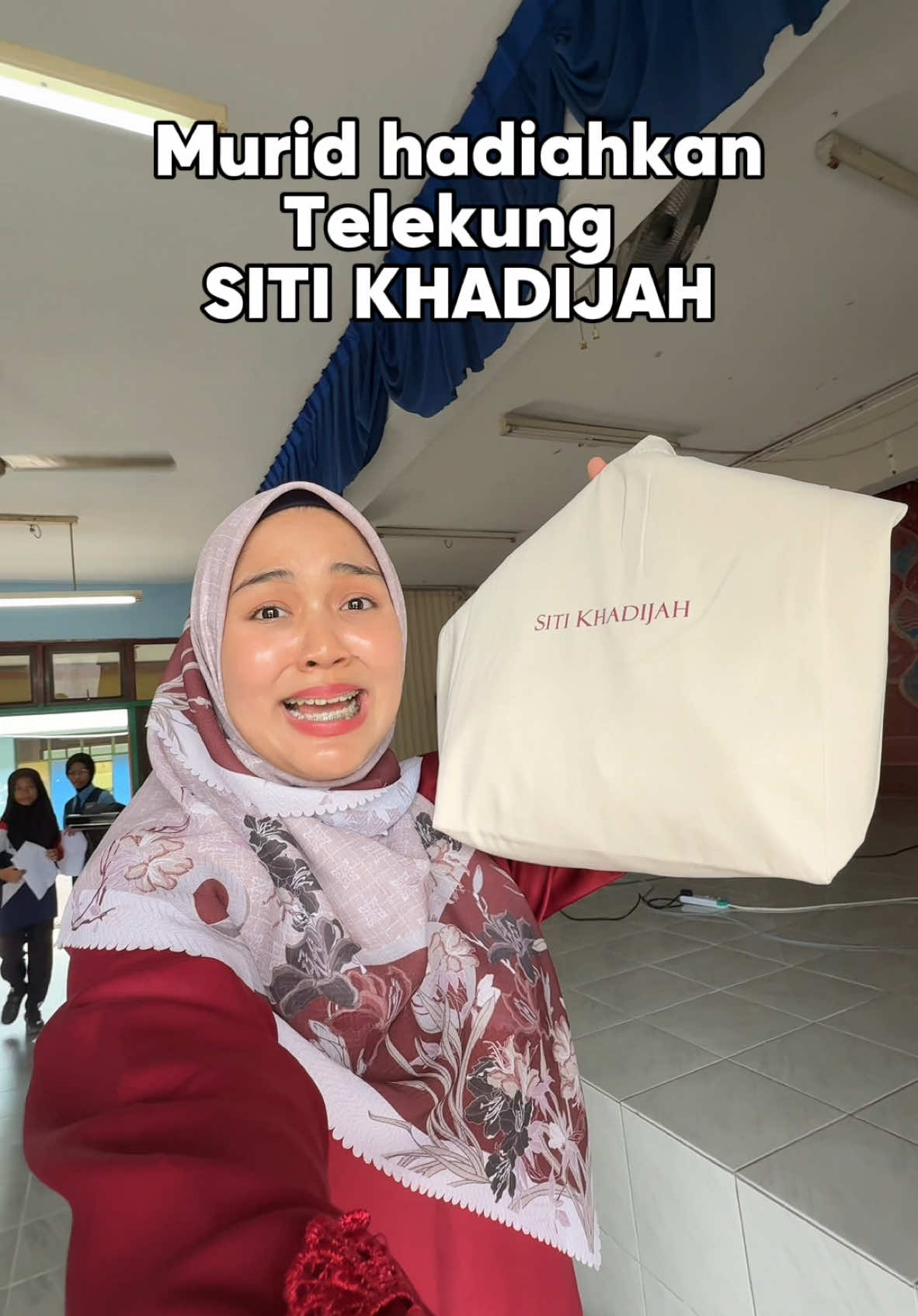 Masyaallahh rezeki Allah bagi pinjamm, tak sangka dapat merasa pakai telekung Siti Khadijahh, hadiah from my kiddos🥹😭 siapa yg ada anak form 5, bolehhh grab 5% off discounttt dari any kedai siti khadijahhh, dari 21 january- 6 feb. Untunggg 