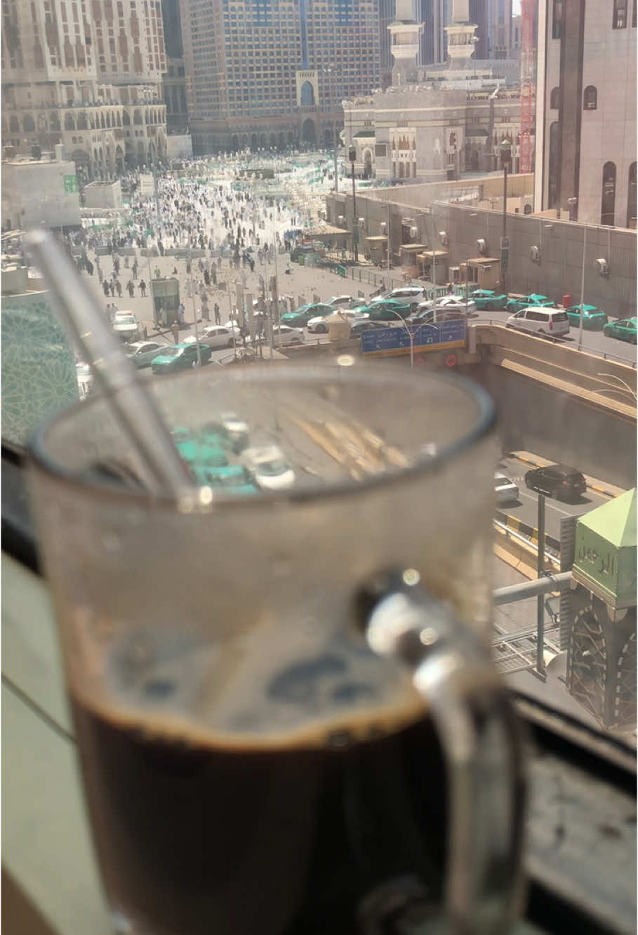 Ngopi dengan view yang masha Allah. #Ngopi #NgopiEnak #NgopiSantai #MasjidilHaram #ViewMasjidilHaram #MashaAllah #TravelVibes #MorningCoffee #CoffeeLovers #Haramain #CoffeeWithAView #SpiritualJourney #SaudiArabia #Mecca