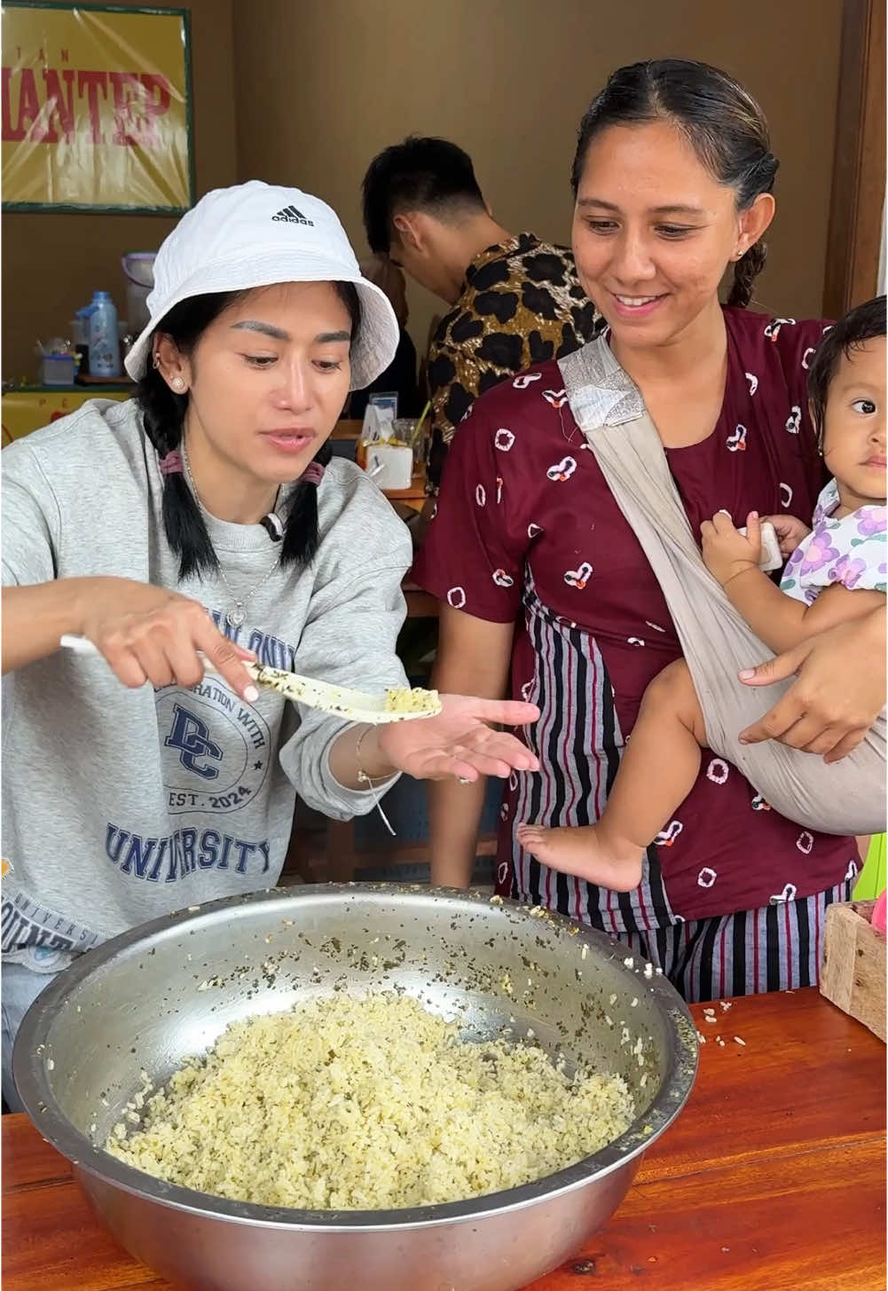 Hari Pertama di Jogjakarta Omay langsug meluncur ke Penyetan Sedep Mantep karena selalu takjub kalau sudah liat Kak Kiki masak di warung sambil gendong anak wedhoknya.  Pas banget sengaja Omay ngosongin Perut, sampai di Penyetan Sedep Mantep langsung nyosor Nasi Daun Jeruk + Ayam Goreng Sereh yang satu porsinya hanya 23 Ribu.  Penyetan Sedep Mantep JI. Sorosutan No.982, Sorosutan, Kec. Umbulharjo, Kota Yogyakarta, Daerah Istimewa Yogyakarta #faridanurhan #fyp #serunyaditiktok #awurawuremplok #foryourpage #mukbang #viral #jogjakarta #yogyakarta 