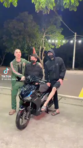 hai boy phố lấy đầu gối làm phanh