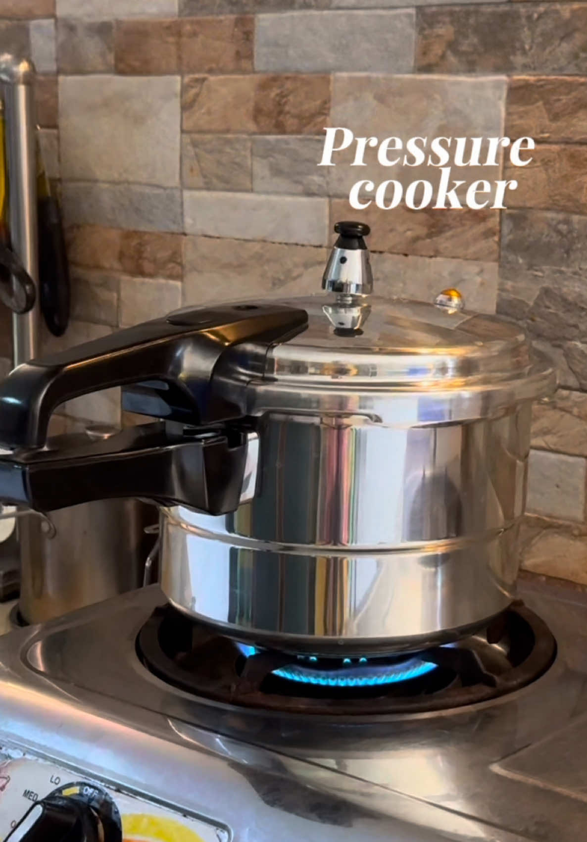 Tipid sa gasul, tipid pa sa oras! Pero hindi tinipid sa quality! Pressure cooker na super affordable pero bongga sa performance! Watch the whole video to know more info 🙌 #fyp #pressurecooker #cooking #cookware #cookingware #fypage #KitchenHacks #fypシ゚ #boiling #sulitfyp #kitchenrecommendation #kitchenfinds #kitchentips #cooker 