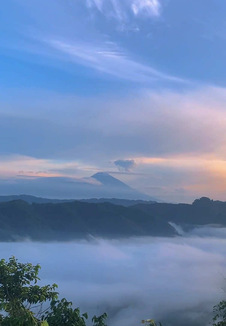 Bukit Baturip dengan keindahannya✨  📍Bukit Baturip Desa Cikedondong, Kec. Bantarsari, Kab. Cilacap #bukitbaturip #lautanawan #CapCut #fyp #explorecilacap #dolancilacap #pesonacilacap #viraltiktok #desacikedondong #bukit #cilacap24jam #bantarsari #xybca #cilacap #pendaki 