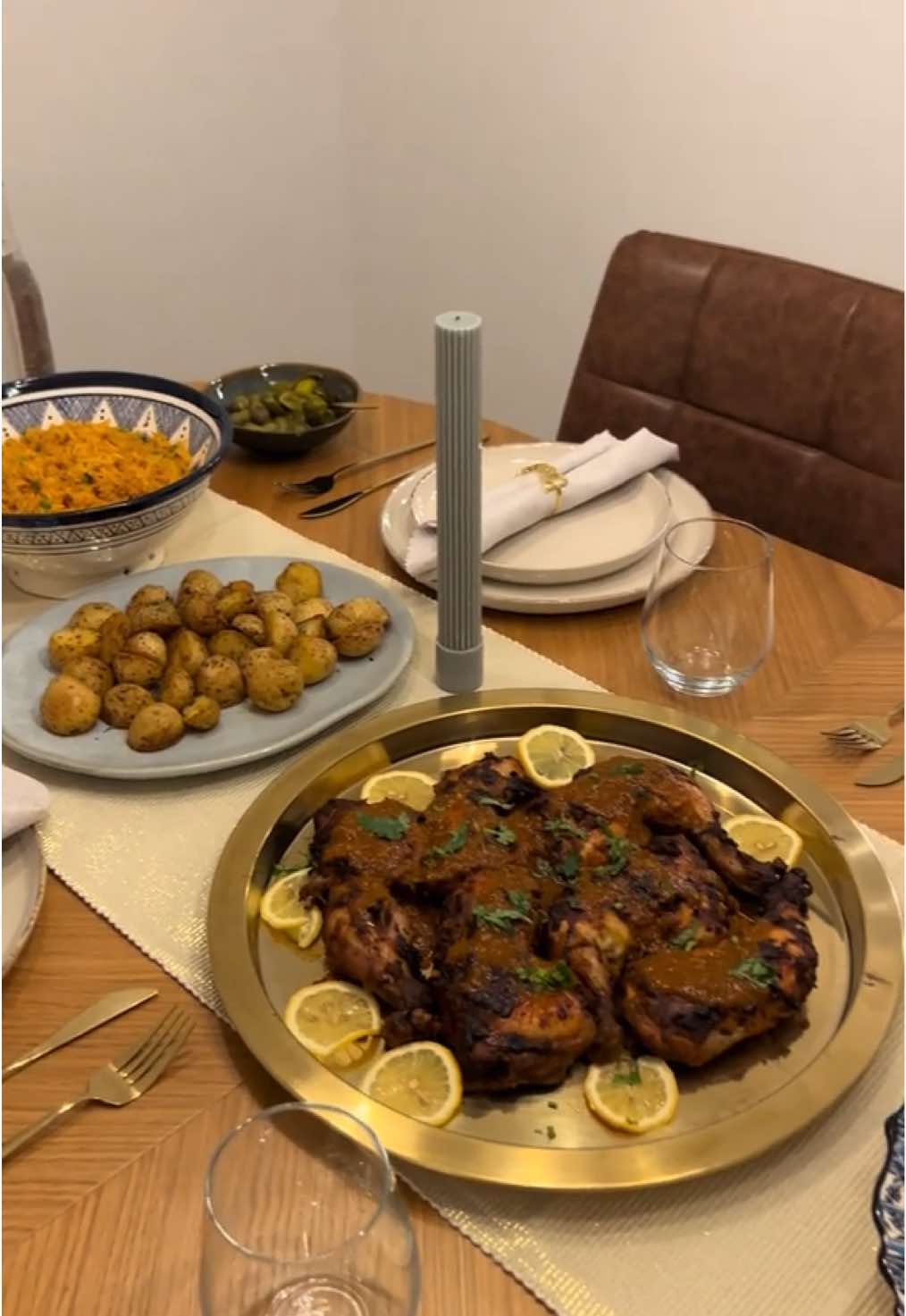 Nando’s style dinner for the friends ✨ #DinnerIdeas #hosting #friendsgathering #tablesetting #diningtable #dawat #chickenandrice 