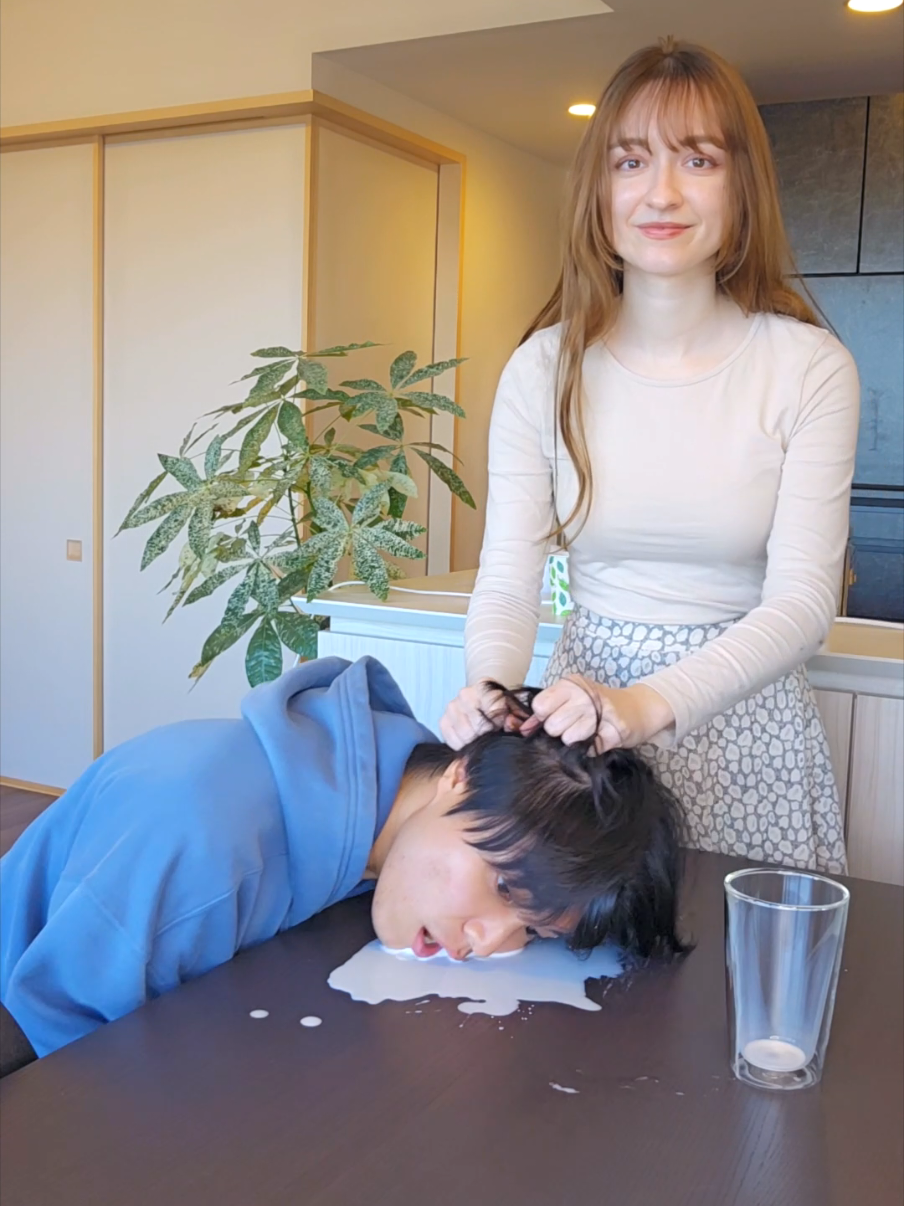 when Wife spills something vs Husband 嫁の解決策vs旦那の解決策 #couple #カップル #comedy #あるある 