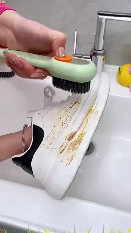 แปรงขัดรองเท้ากับขัดเสื้อผ้าสิ่งของต่างๆมี ช่องเติมน้ำยาน้ำหนักเบาประหยัดแรงกับเวลา ขนแปลงนุ่มไม่ทำร้าย ผิวรองเท้า ซักเสื้อผ้ากางเกงได้ ออกแบบให้แขวนนจัดเก็บง่ายมี ปุ่มกดให้น้ำยาไหลออกจากแปรงแค่เปิดฝาใส่น้ำยากดปุ่มเบาๆเพื่อใช้น้ำยา ขนาด4.5cm ด้านแปลงยาว 6 cm ด้ายจับยาว 11.3 cm เหมาะสำหรับทำความสะอาดเพื่อให้สะดวกมากขึ้น #แปรงขัดรองเท้าแบบเติมน้ำยา #แปรงขัดรองเท้า#ที่ขัดรองเท้า