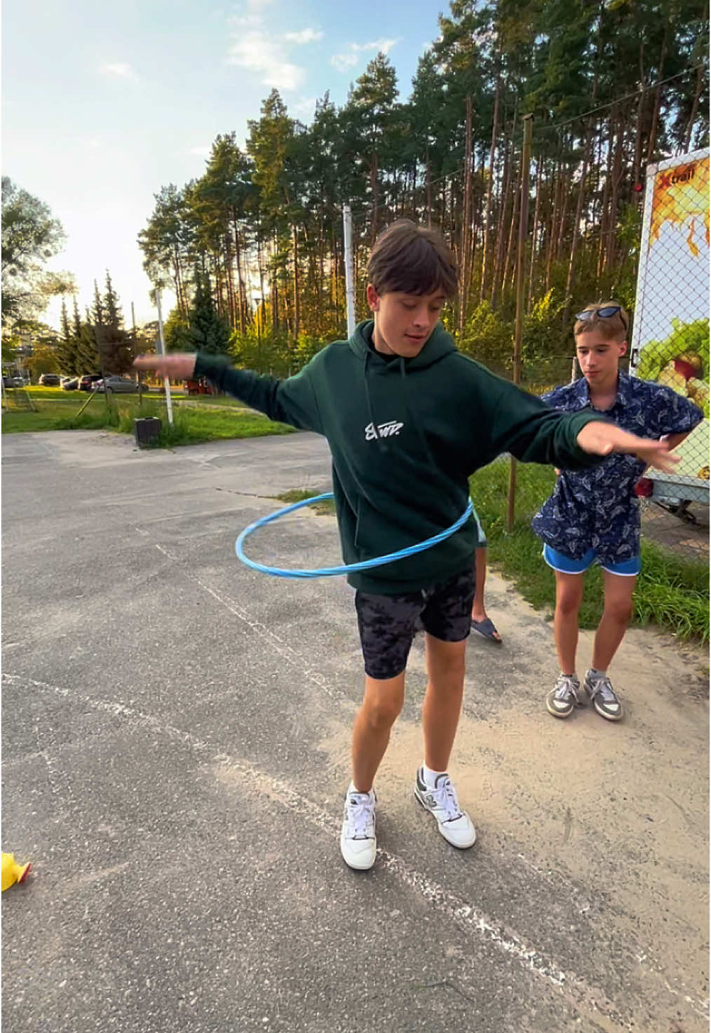 Boys twist their hips 🎶  Całkiem nieźle im poszło, co sądzicie? 🤪😍 #hulahoop #hulahoopchallenge #fyp #throwbacks #mikotur 