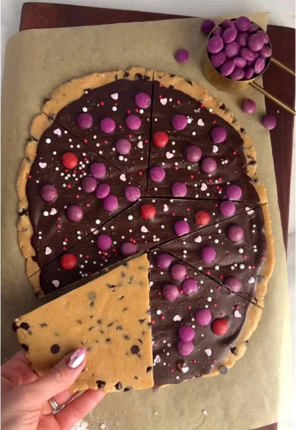 Protein Peanut butter cookie dough bark! Valentines edition 🩷 Gluten free, dairy free, refined sugar free, and with dye free toppings So easy to make and to bite off just the right size you're craving! #ValentinesDay #valentinesdaytreats #cookiedough #proteindessert #proteinsnack #darkchocolate #glutenfree #nobake #EasyRecipe #healthyrecipe 