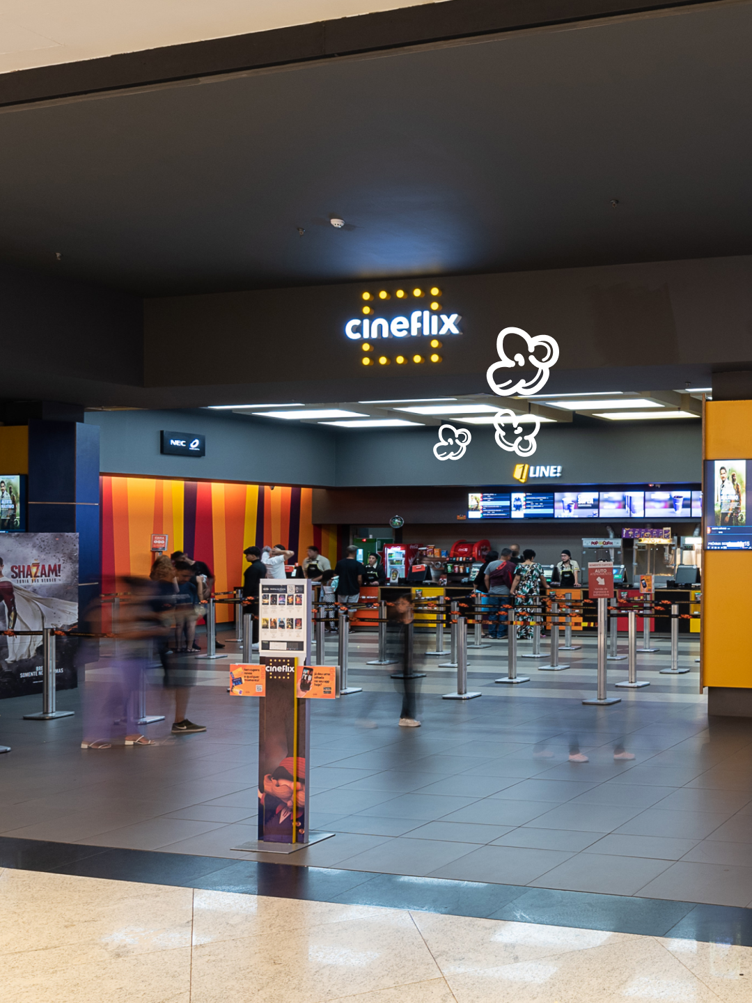 🎬✨ A tristeza sai do corpo assim que você entra no @cineflixcinemas! 😌🍿 Que tal aproveitar as férias com muita diversão e emoção no cinema? 😍 É o lugar perfeito para curtir um filme incrível e relaxar! 🎥💥 Vem viver a magia do cinema no JK Shopping! 🌟  #CineflixNoJK #FériasNoCinema #JKShopping #ParaTodosVerem: imagem de uma mulher no autoatendimento do Cineflix do JK Shopping.