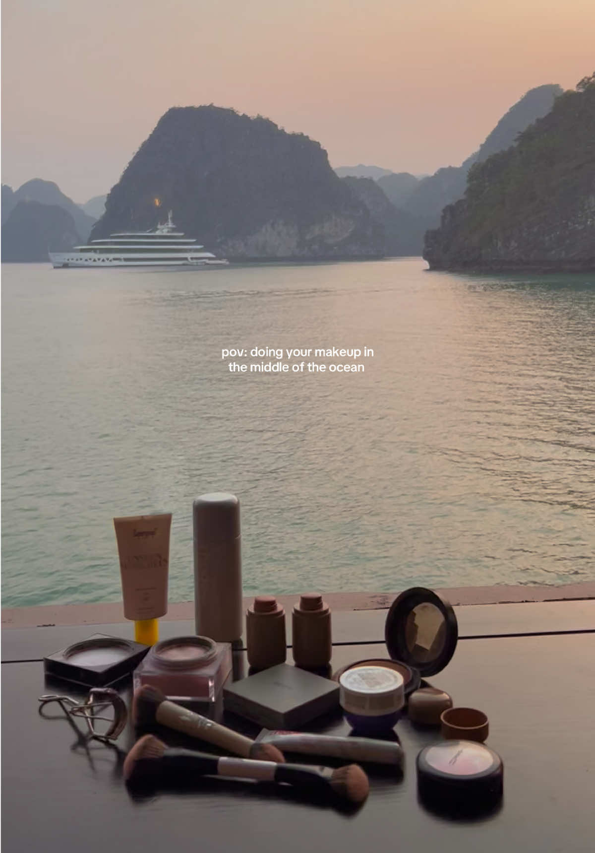 doing your makeup with this view >> #makeup #makeupartist #holidaymakeup #travelling #fyp 