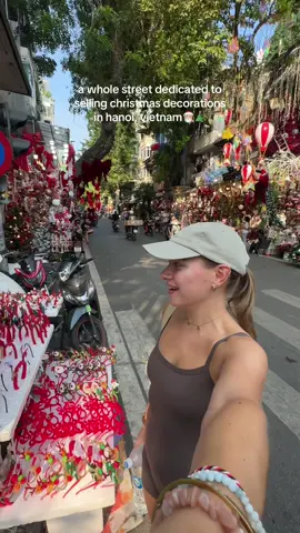 christmas + sunshine just doesn’t add up as a british girly😭 #christmasstreet #christmas #hanoi #vietnam #hanoichristmas #vietnamchristmas #christmasdecor #travelling #backpacking #thingstodohanoi 