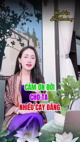 Cảm ơn đời... cho ta nhiều cay đắng Rèn thân mình thêm dày dặn gió sương Để mai đây trên vạn dặm nẻo đường Vững bước đi vì tương lai phía trước. Cảm ơn đời... cho ta nhiều cảm xúc Dễ bồi hồi và nước mắt nhẹ rơi Thường rụt rè lẫn cảm giác chơi vơi Qua thời gian tim ta giờ sỏi đá. Cảm ơn đời… đã cho ta buồn bã Để thấy rằng cái giá của niềm vui Sự an lành càng cần phải nhân đôi Môi rạng rỡ nở nụ cười thân thiện. Cảm ơn đời… đã cho ta được nếm Vị chát nồng trong hoài niệm nhớ nhung Nỗi đợi chờ và ước vọng mông lung Chẳng khác chi là cung đàn lỗi nhịp. Cảm ơn đời… đã cho ta giấc điệp Rất đủ đầy của một kiếp nhân sinh Không sang giàu hay sắc nét lung linh Là bình dị nhưng thật tình hạnh phúc. #hocvienskyacademy #luyengiongmoingay #danhthucgiongnoiquyennangcungsky #tranminhnguyet #LearnOnTikTok #camnang21ngayluyengiongcungsky .