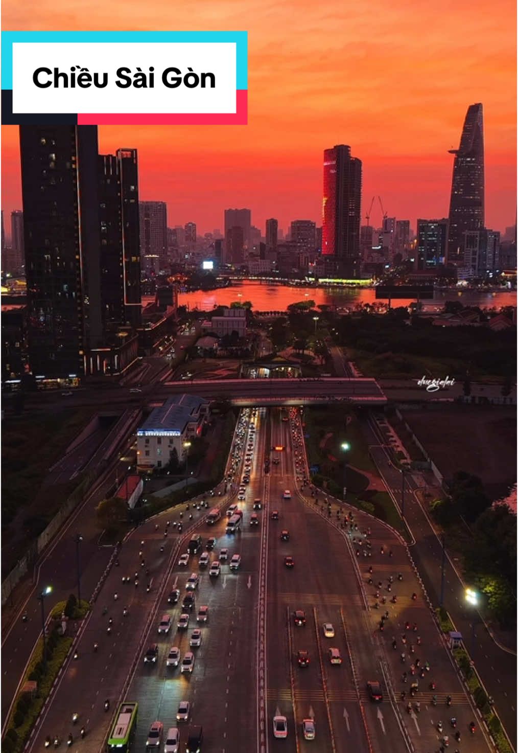 Hoàng hôn Xì phố. Bầu trời ai tô mà đỏ rực #dji #flycam #drone #saigon #hochiminh #hamthuthiem #sunset #hoanghon #chill #ducgialai #trending #viral 