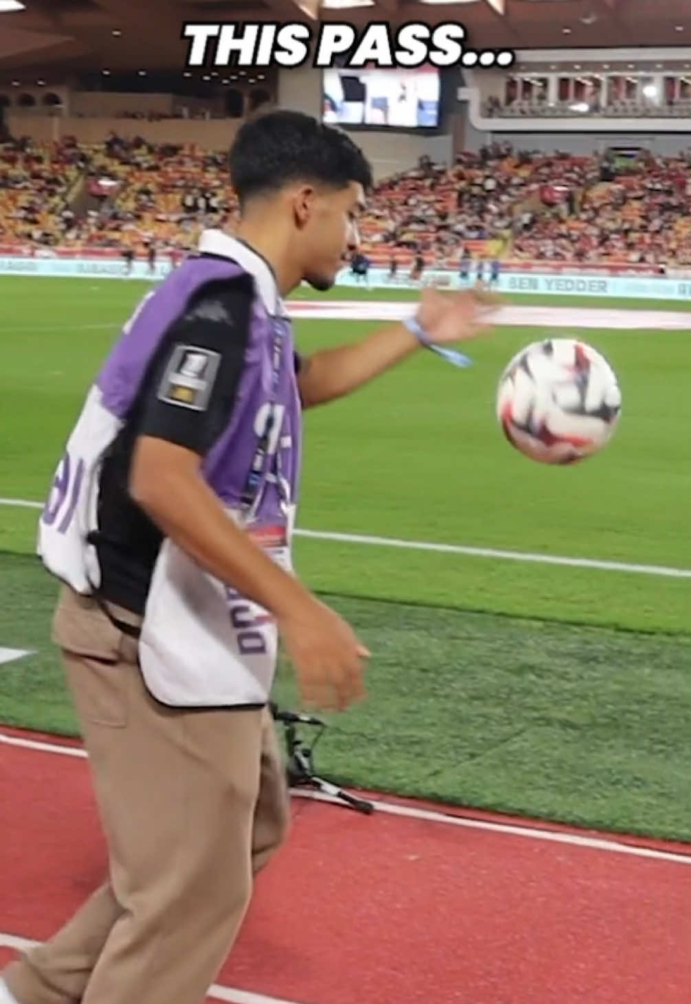 The best pass on Tiktok? 🤔 👇🏻#pass #aura #football #ligue1 @Ligue 1 McDonald’s @AS Monaco 