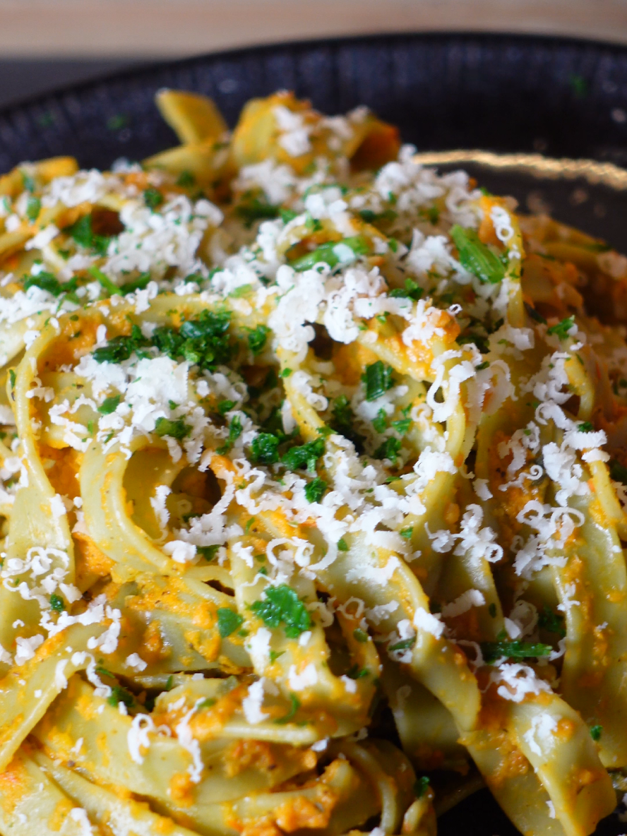 leckere Spinat-Pasta mit Ofengemüse Zutatenübersicht: 350g Spinat-Pasta 250g Mini-Tomaten 1 Zwiebel 1 Paprika 1 Möhre 2 Stangen Staudensellerie  etwas Olivenöl etwas Grana Padano 1 TL ital. Gewürzmischung etwas Basilikum Salz und Pfeffer #einfacherezepte #schnellerezepte #rezeptideen #mittagessen #abendessen #rezept #jockel 