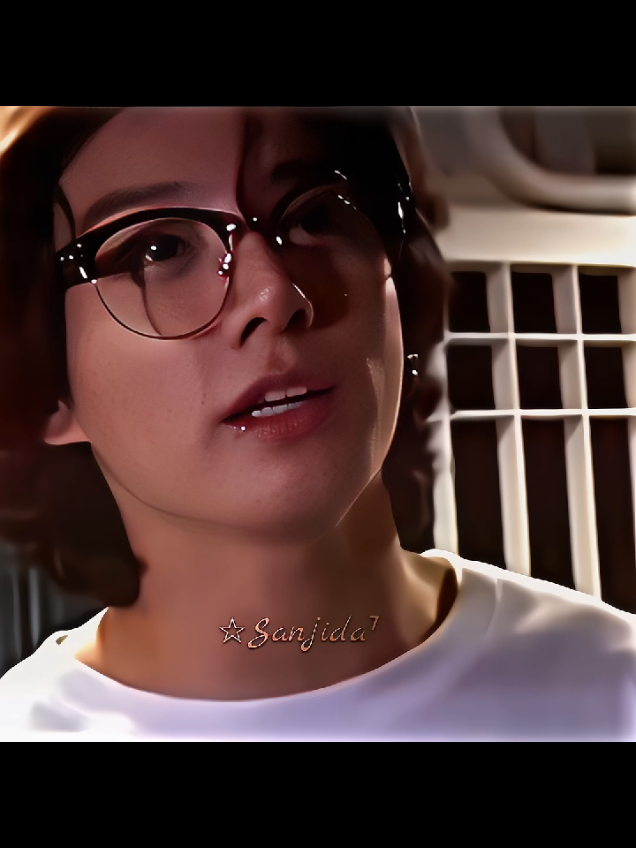 Part:04 || #বখাটে_বউ🌿༎༅ S4 জেহোপ লুঙ্গি পড়ে নিজের রুমে শুয়ে আছে,আজ তার কাহিল অবস্থা করে দিয়েছে Yn! বাড়ির বড়রা কেউ ঘটণা টা সম্পর্কে অবগত নয়,জেহোপই বলতে বারন করেছে! এটা একটা লজ্জার ব্যাপার! রাতের অন্ধকার কেটে গিয়ে ধরনীতে প্রভাত নামে! প্রতিদিনের মতো আজও Yn সকাল সকাল উঠে বেরিয়ে গিয়েছে! সাথে নিয়েছে অহনা এবং প্রাপ্তি কে! আজ তার রেললাইন এর উপর দিয়ে হাঁটছে! কুয়াশার কণা পড়ে রেললাইন টা শ্যাতশ্যাতে হয়ে পড়েছে! কুয়াশার দাপটে সামনের পরিবেশ বা রাস্তা ঠাওর করা দায়! এই পরিবেশের মাঝেই বিচ্ছু মেয়েটা সকলের বারন না মেনে রেল লাইনের হাতল এর উপ্র হাঁটছে এবং হাত দিয়ে প্রাপ্তির ১টি হাত ধরে রেখেছে! খানিকক্ষণ পর তারা সামনে সামনে টং দোকানে চলে যায়! গরম গরম ধোঁয়া উঠা চা খেতে! পথে তারা রাস্তায় একটি বিড়াল কে শীতে কাপতে দেখে যা দেখে Yn এর মায়া হয়,Yn সহসা বিড়ালটিকে কোলে তুলে নিজের চাদর দিয়ে ঢেকে দেয়,অহনা ছি ছি করে চিল্লিয়ে উঠা বলে, -ছে ছে ছোট আপা নামান এইডারে,এইডা নোংরা তো! Yn: কিচ্ছু হবেনা,দেখছিস না বিড়াল টা কাঁপছে,ছোট ১টা বাচ্চা, মারা যাবে তো! তারা আর কথা বাড়ায় না চলে যায় দোকানে,হাশেম কাকার দোকানের চা এই গ্রামে ভীষণ খ্যাতি লাভ করে আছে,Yn এর সাথেও হাশেম চাচার ভালো সখ্যতা! দোকানে গিয়ে চা দেওয়ার কথা বলে,কাঠের তৈরি বেঞ্চিতে বসে পড়ে,Yn তার কোলে থাকা বিড়ালটিকে আদর করতে থাকে! তখন তার চোখ যায় সামনের দিকে,তারা ব্যাতীত আরো ১টি পুরুষ এইখানে!ছেলেটি বসে সিগারেটের ধোঁয়া উড়াচ্ছে! বেশভূষা দেখেই Yn ছেলেটিকে চিনে ফেলেছে! অহনা এবং প্রাপ্তি বসে গল্প করছিলো, Yn তখন এগিয়ে গিয়ে ক্ষীণ গলায় ডাকে! Yn: এইযে শুনছেন? মেয়েলি কন্ঠের শব্দ কর্ণপাত হতেই পেছন ফিরে তাকায় সে,সেলোয়ার-কামিজ পরিহিত ১টি মেয়ে,মাথায় ছোট করে গোমটা টানা,কোলে একটি ছোট্ট বিড়ালের বাচ্চা! নজর তার দিকেই স্থিতিশীল! মানবটি মেঘমন্দ্র কন্ঠে জবাব দেয়! Jk:হুম! Yn: রাত-বিরেতে অন্যের বাড়িতে কোন শুভকাজ করতে যান আপনি? চুরি করতে গিয়েছিলেন?  লোকটি জবাব দেয়না,Yn ফের প্রশ্ন করে, Yn: কে আপনি? কি আপনার পরিচয়? ছেলেটি তার জ্যাকেটের পকেটে দুইহাত গুজে! সটান হিয়ে দাঁড়ায়! আজ তার চেহারা স্পষ্ট! কুয়াশার এই ধূসর পরিবেশে ছেলেটির চেহারা খানিকটা সুস্পষ্ট! ছেলেটি আগের মতোই জবাব দেয়! -