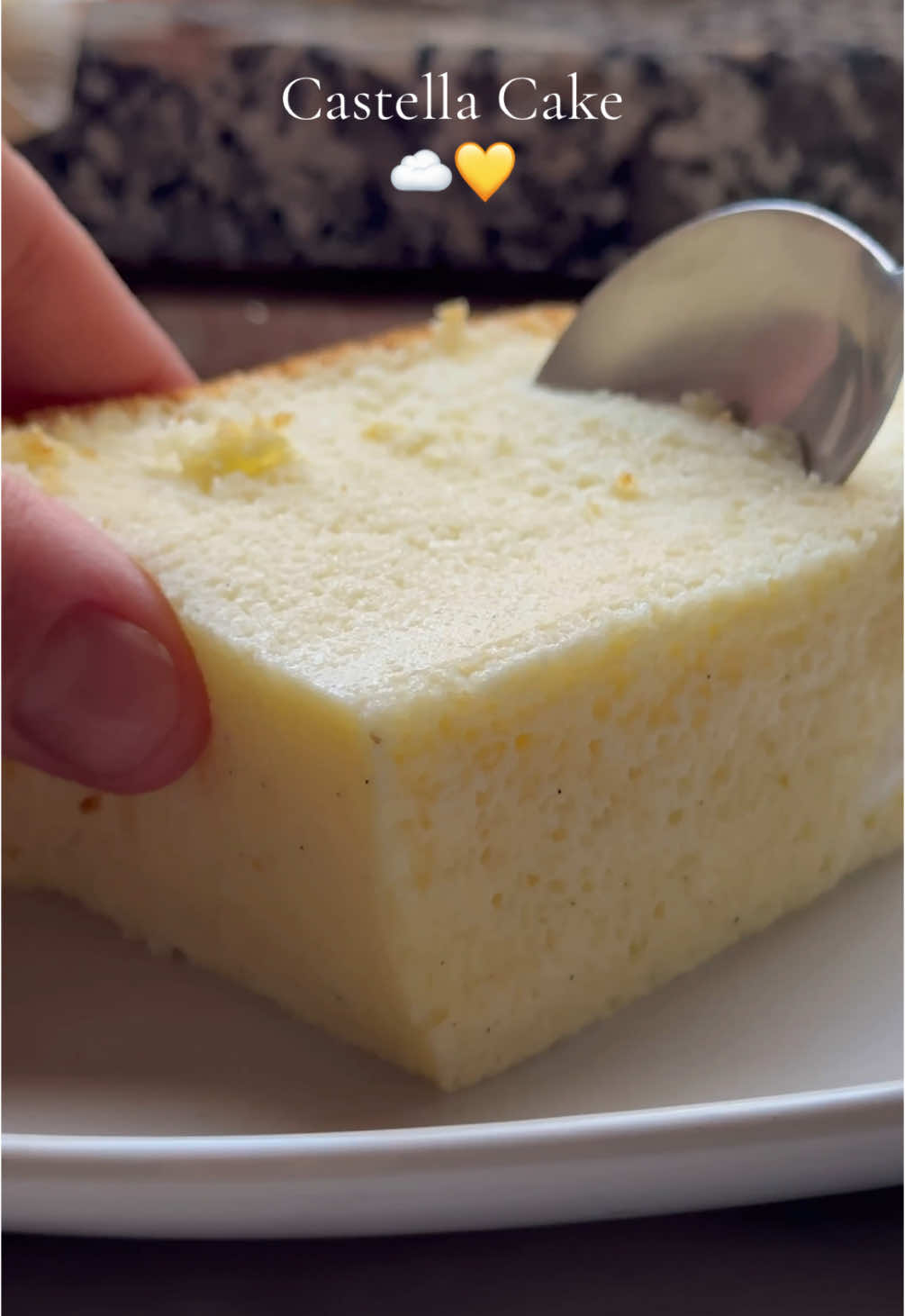 Ricetta completa Ig e qualche video più in basso 👇 4 Tuorli  Vaniglia  70g Burro morbido 200g Formaggio spalmabile  160ml Latte  70g Farina 00  4 Albumi montati con 80g Zucchero - Sciogliere a bagnomaria il burro con il formaggio e il latte. Aggiungere i tuorli con la vaniglia, mescolare e unire anche la farina.  - Setacciare il tutto per eliminare ogni grumo ed ottenere un composto super liscio.  - Montare gli albumi aggiungendo lo zucchero in maniera graduale. Una volta bianchi e ben fermi, unirli al composto di tuorli, mescolando molto delicatamente per trattenere più aria possibile.  - Trasferire nello stampo (rivestito sul fondo con della carta da forno, sui lati basterà spruzzare uno spray staccante oppure imburrare, così da avere dei bordi dritti e lineari) e riporlo in una teglia aggiungendo acqua molto calda fino ad arrivare quasi a metà dello stampo.  Cottura: 20min a 150 gradi - poi - 60min a 150 gradi con lo sportello del forno socchiuso. #castellacake #japanesefood #viral #perte #foodasmr 