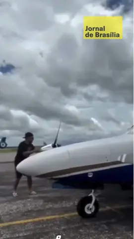 O cantor Juliano, da dupla Henrique & Juliano, se tornou assunto nas redes sociais após ser flagrado em um vídeo realizando um procedimento 