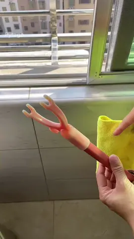 🧹 LÀM SẠCH LAN CAN – KHÔNG CẦN TRÈO, VỪA AN TOÀN VỪA HIỆU QUẢ! Bạn ngại trèo lên để lau lan can vì sợ nguy hiểm? Hãy thử cách này – đơn giản mà cực kỳ hiệu quả! Chỉ cần vài vật dụng có sẵn trong nhà, lan can sẽ sạch bong mà bạn vẫn an toàn và thoải mái. 👉 Xem ngay để áp dụng, biến việc dọn dẹp trở nên dễ dàng hơn! #MẹoLauLanCan #HackCuộcSống #DọnDẹpThôngMinh #MẹoHayGiaĐình #AnToànHiệuQuả #ĐờiSốngTiệnÍch #SángTạoDọnDẹp 