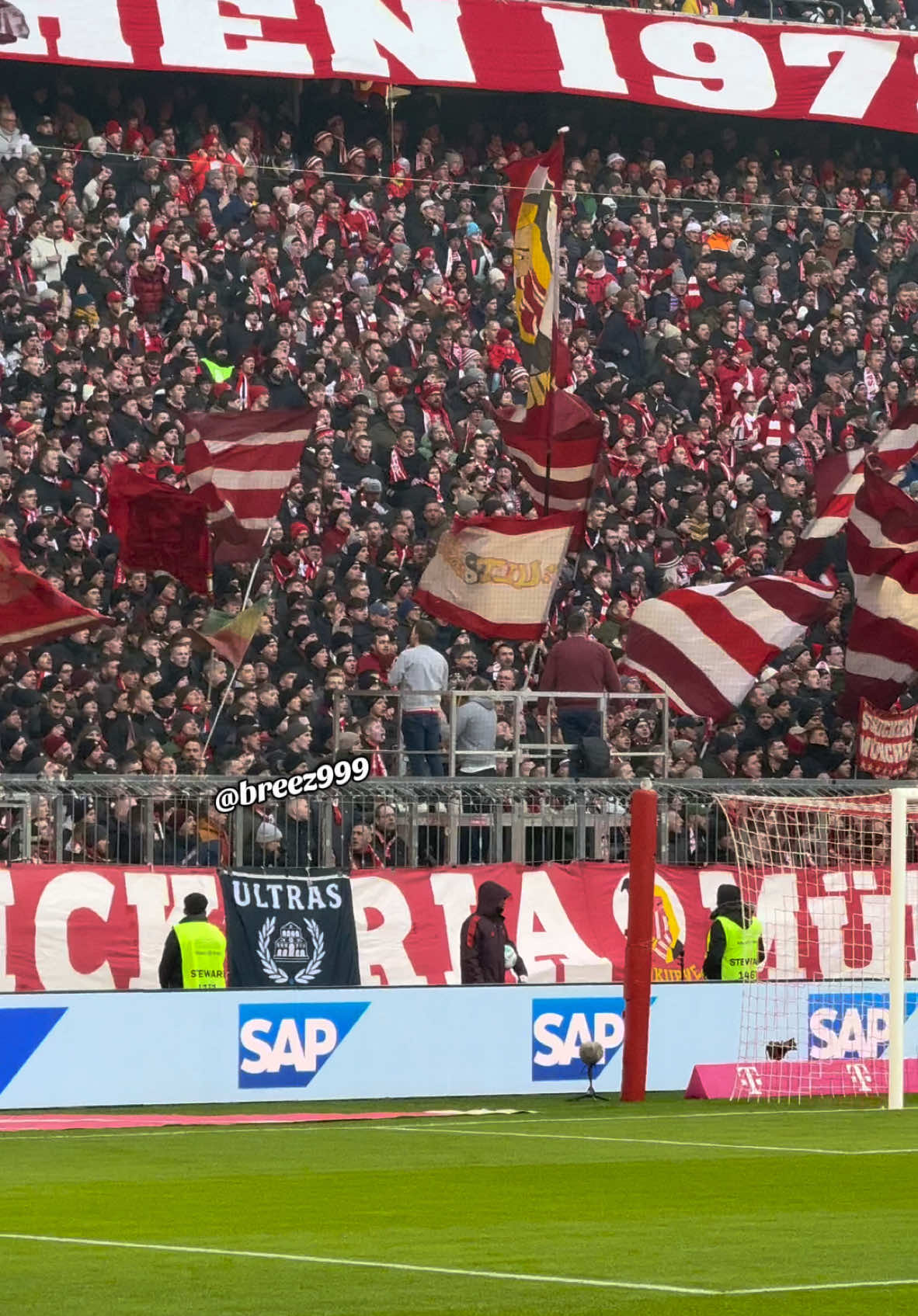 Von wegen der FC Bayern München hat keine Fans 🤦‍♂️🤫 #fcbayern #bayernmunich #bayern #südkurvemünchen #schickeriamünchen1972 