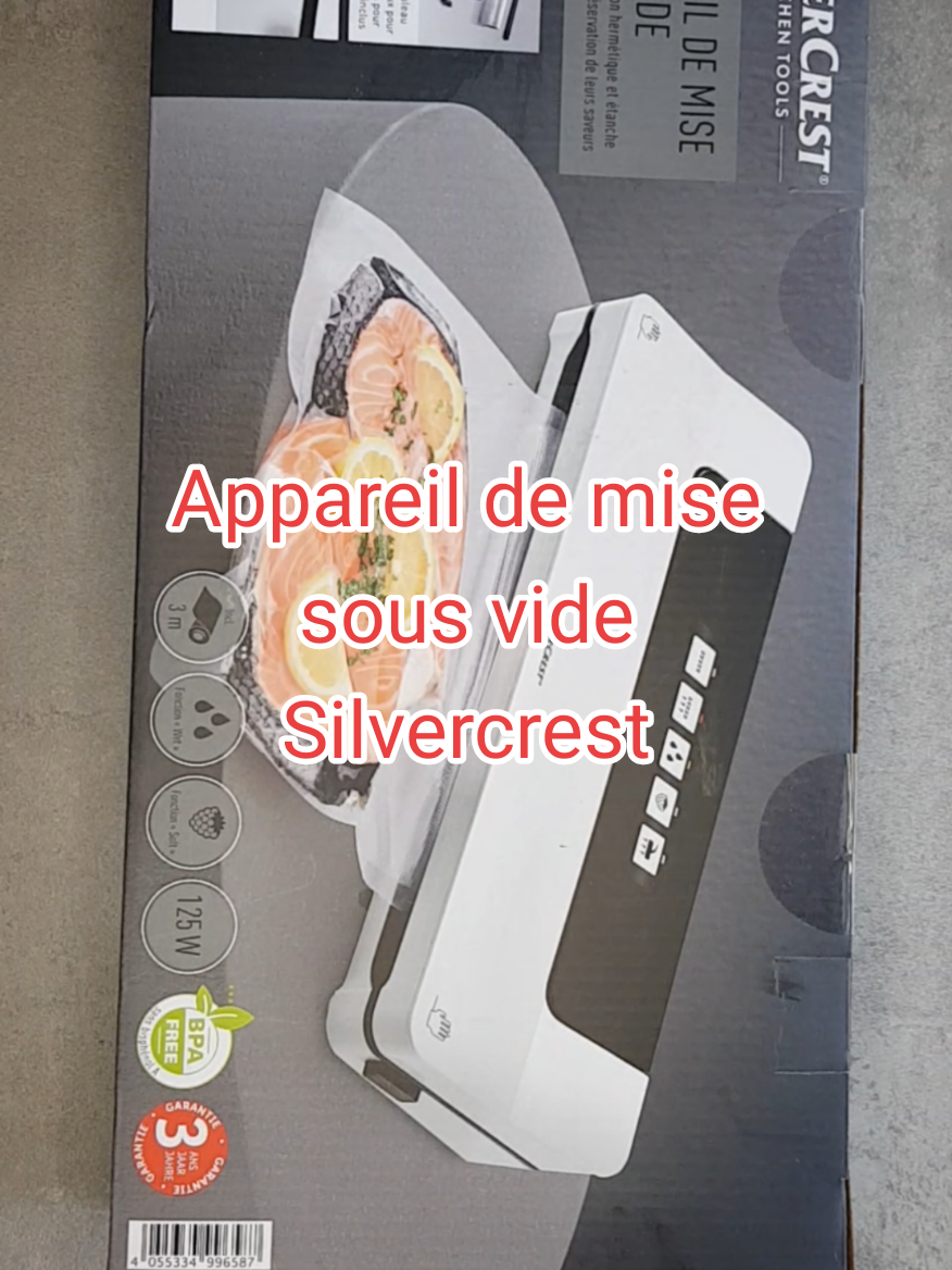 Appareil de mise sous vide Silvercrest de chez LIDL Je l'ai acheté ce matin et j'ai déjà commencé à l'utiliser. Une mise sous vide rapide et facile. Il est fourni avec 1 rouleau de film de 3 mètres,1 joint de rechange et accessoires.  Cet appareil de mise sous vide permet de conserver les aliments 3 fois plus longtemps et permet de gagner de la place au réfrigérateur ou au congélateur. 😉 Abonnez-vous pour profiter de toutes mes recettes et astuces. #lidl #silvercrest  #misesousvide  #conservation 