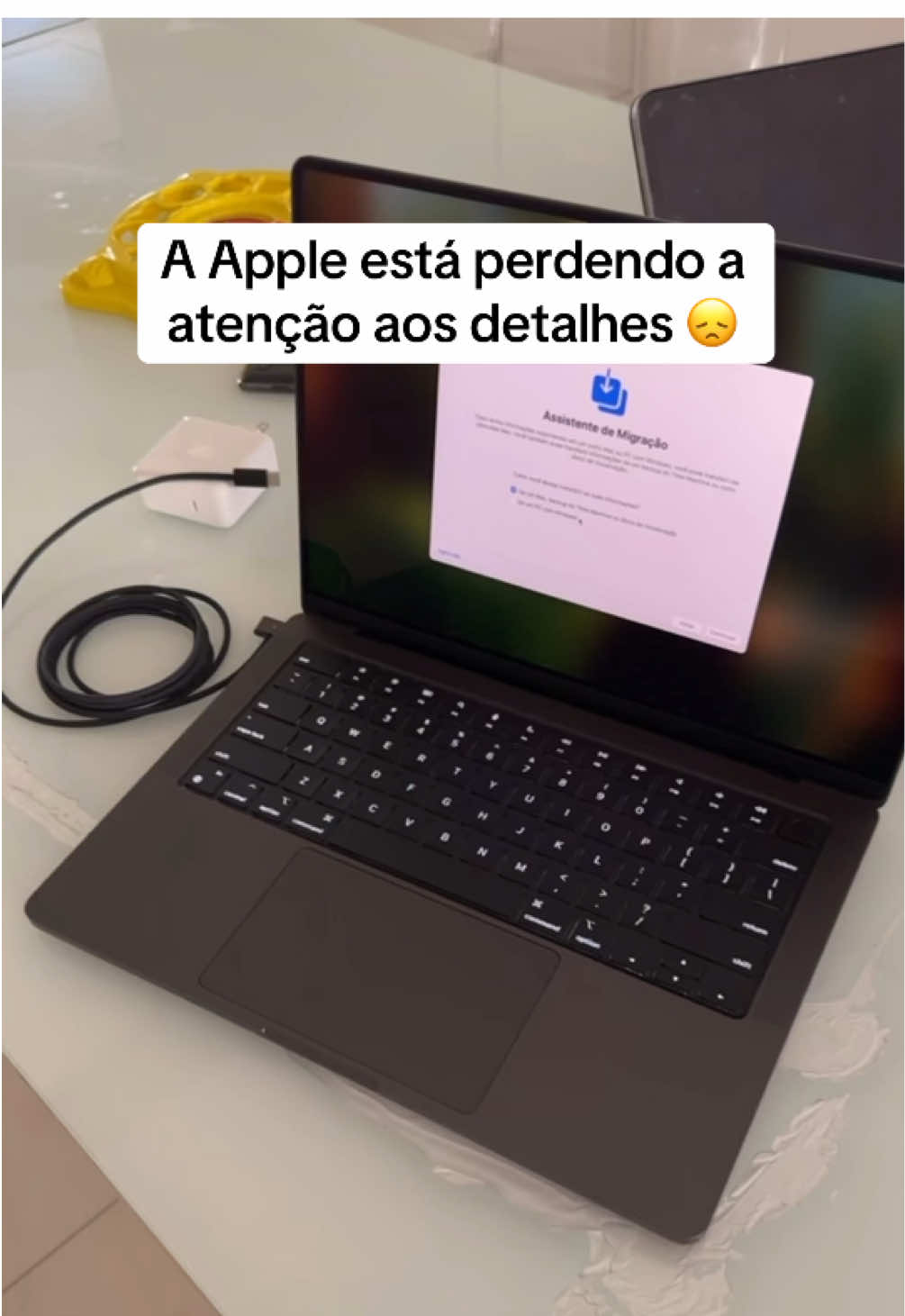 Uma das coisas que sempre admirei na Apple é a extrema atenção aos detalhes que ela tem ao fabricar os seus produtos. Quando você para pra reparar todos os dispositivos dela se conectam, seja pelo design ou pela a funcionalidade, mas com esse último lançamento de Macs parece que ela perdeu esse senso. Quando você adquire o MacBook Pro M4 na cor preta, ela envia o aparelho com o cabo do carregador na cor preta, mas a caixa de alimentação e carregamento na cor branca 🤡. Eu e a minha mania de combinar tudo que lute! #apple #macbookpro #macbook #macbookm4 #applestore #unboxingapple 