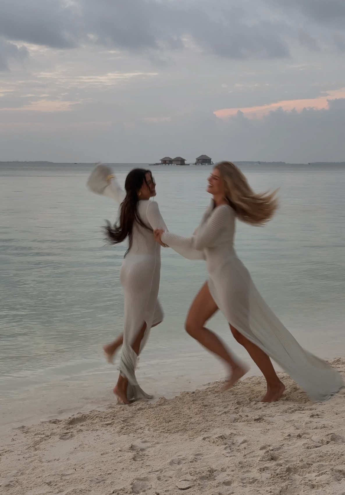 made it to maledives with bestie ✨🥹🤍 @Monday Swimwear / Anzeige #parisiennestyle #mammamia #maledives #abba 