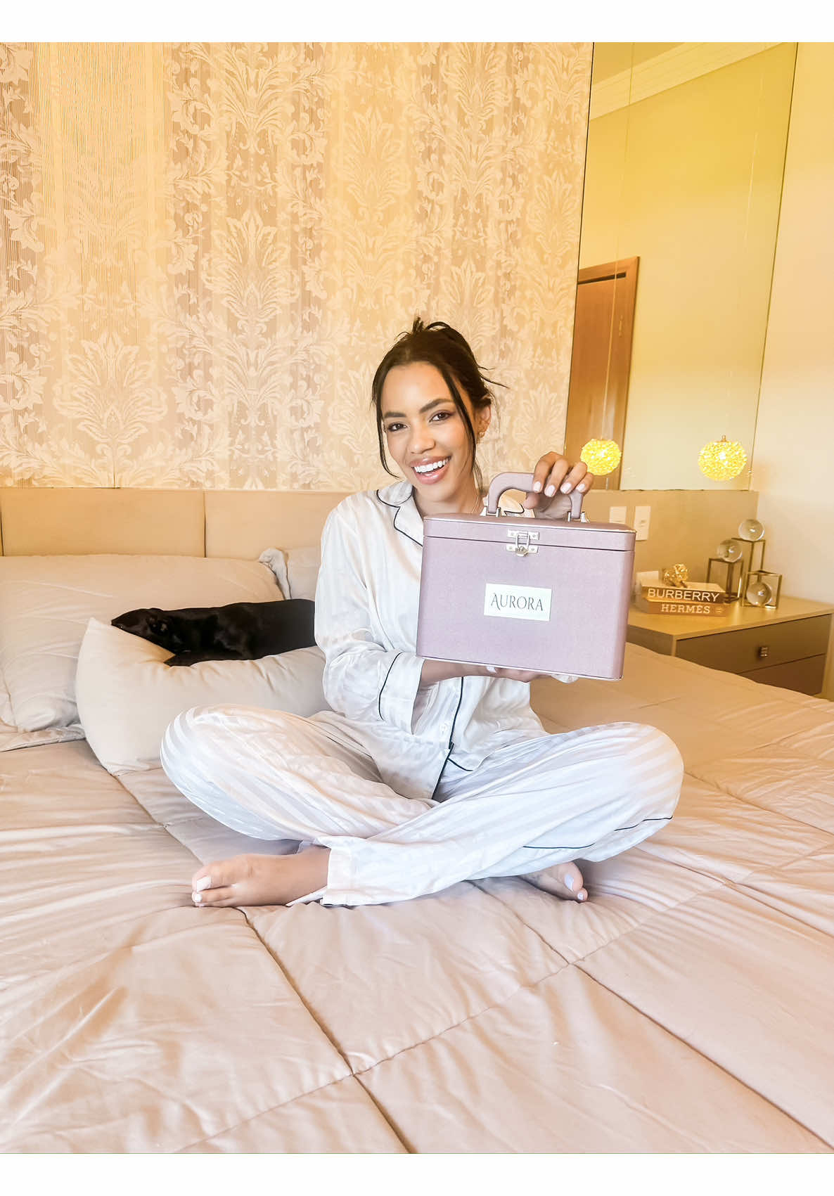 Projetada para eternizar seus momentos especiais com segurança e elegância, a maleta de fotos transforma a organização em um prazer visual. Suas recordações, elevadas a outro nível. Tenho certeza que a Aurora ficará muito agradecida quando ela ver as fotos dela todas registradas💖 #maletadefotos #fotos #albumdefotos #recordações