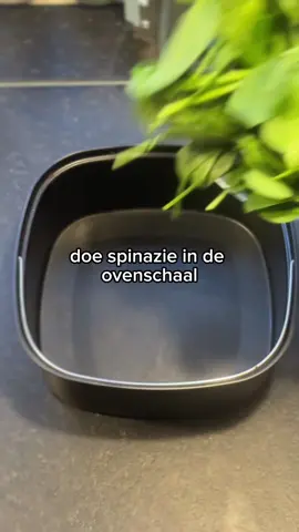 🍴 Romige Kippendij met Spinazie Dit romige kippengerecht is zo makkelijk te maken en zó lekker! 😍 Perfect voor een voedzame maaltijd. 👉 Ingrediënten (voor 1 persoon): 🍗 2 kippendijfilets 🥬 200 g verse spinazie 🥚 2 eieren 🥛 100 ml slagroom 🧄 1 teentje knoflook, fijngehakt 🧂 Zout en peper naar smaak 🧀 Optioneel: geraspte kaas voor een knapperige bovenkant 👉 Bereiding in de oven: 1️⃣ Leg de kippendijen in een ovenschaal en verdeel de spinazie erover. 2️⃣ Klop de eieren los met slagroom en knoflook, breng op smaak met zout en peper. 3️⃣ Giet dit over de kip en spinazie en bak 25-30 minuten in de oven op 180 graden. 👉 Bereiding in de airfryer: 1️⃣ Gebruik een ovenschaal die in je airfryer past. 2️⃣ Volg dezelfde stappen als hierboven. 3️⃣ Bak op 180 graden gedurende 15-20 minuten voor gesneden kippendijen, of 20-25 minuten voor hele kippendijen. 💪 #lowcarb #koolhydraatarm #gezondeten #controle
