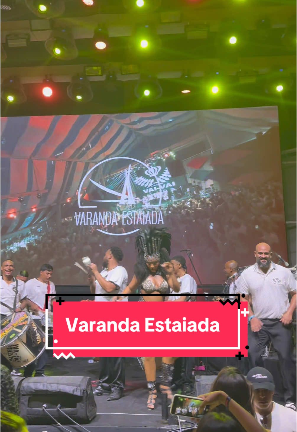 No clima do verão, o Varanda Estaiada inaugura sua programação especial de pré-Carnaval. Com uma vista privilegiada para a Ponte Estaiada, o espaço recebe o Carnavaranda, evento que reúne o melhor do samba e grandes nomes da música brasileira para animar os finais de semana que antecedem o Carnaval. A programação começa em janeiro com destaque para o dia 19, quando a escola de samba Vai-Vai divide o palco com a Banda Eva e Lucas Villar. No dia 25, Matheus Fernandes, Sanfarra e Gudi prometem hits do momento. Já no dia 26, as apresentações incluem Rosas de Ouro, Grupo Pixote e Digo Mota. Em fevereiro, o clima carnavalesco segue intenso. No dia 1º, acontece a festa Batom de Cerveja, com Israel & Rodolffo e Felipe Lima. No dia 2, Mangueira e Turma do Pagode assumem o comando do evento, garantindo animação e muito samba. No dia 9, é a vez da festa Nostalgia, com Dubdogz tocando clássicos que não podem faltar nos melhores line-ups. Já dia 11, a Camisa Verde e Branco e Inimigos da HP se apresentam com muita energia para os foliões. O samba e o pagode continuam no dia 16, com Águia de Ouro e Jeito Moleque no palco. Para encerrar a temporada, no dia 23, a escola Vai-Vai retorna, desta vez acompanhada por Ivo Meirelles, para uma grande celebração final. No site https://linktr.ee/varandaestaiada tem a agenda completa e redes sociais: @varandaestaiada sempre atualizam sobre toda a programação com a venda de ingressos.