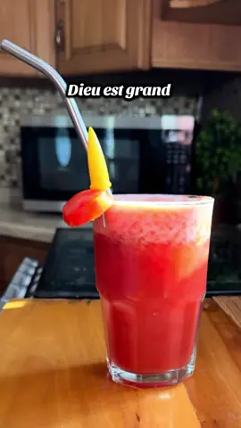 Ce que je fais pour que ma peau reste toujours éclatante et propre : Je fais toujours un gommage pour mon visage, des masques à base d’ingrédients naturels, et j’hydrate ma peau ainsi que mes lèvres. À la fin, j’applique une crème illuminatrice. Je fais aussi un masque maison à base de riz, de curcuma, de citron et de miel, qui nourrit et illumine ma peau. Je bois des jus naturels, notamment du jus de cerise mélangé à de la tomate. J’applique également de l’huile de ricin sur ma peau pour l’hydrater et la nourrir en profondeur, car elle est excellente pour maintenir une peau douce et éclatante. Pourquoi les cerises et les tomates sont-elles bonnes pour la peau ? 	•	Les cerises : Riches en antioxydants et en vitamine C, elles protègent la peau contre les radicaux libres, stimulent la production de collagène et illuminent le teint. Elles aident également à réduire les imperfections et à uniformiser la peau. 	•	Les tomates : Grâce au lycopène, elles offrent une protection contre les dommages causés par le soleil, régulent l’excès de sébum et préviennent l’apparition de l’acné.#routine #skincare #bienfait #haitian #haitianfood #haitianfood #FoodLover #haitianfood #haitiennetiktok🇭🇹🇭🇹🇭🇹🇭🇹😍😍😍😍 #flypシ #foryou #healthy 