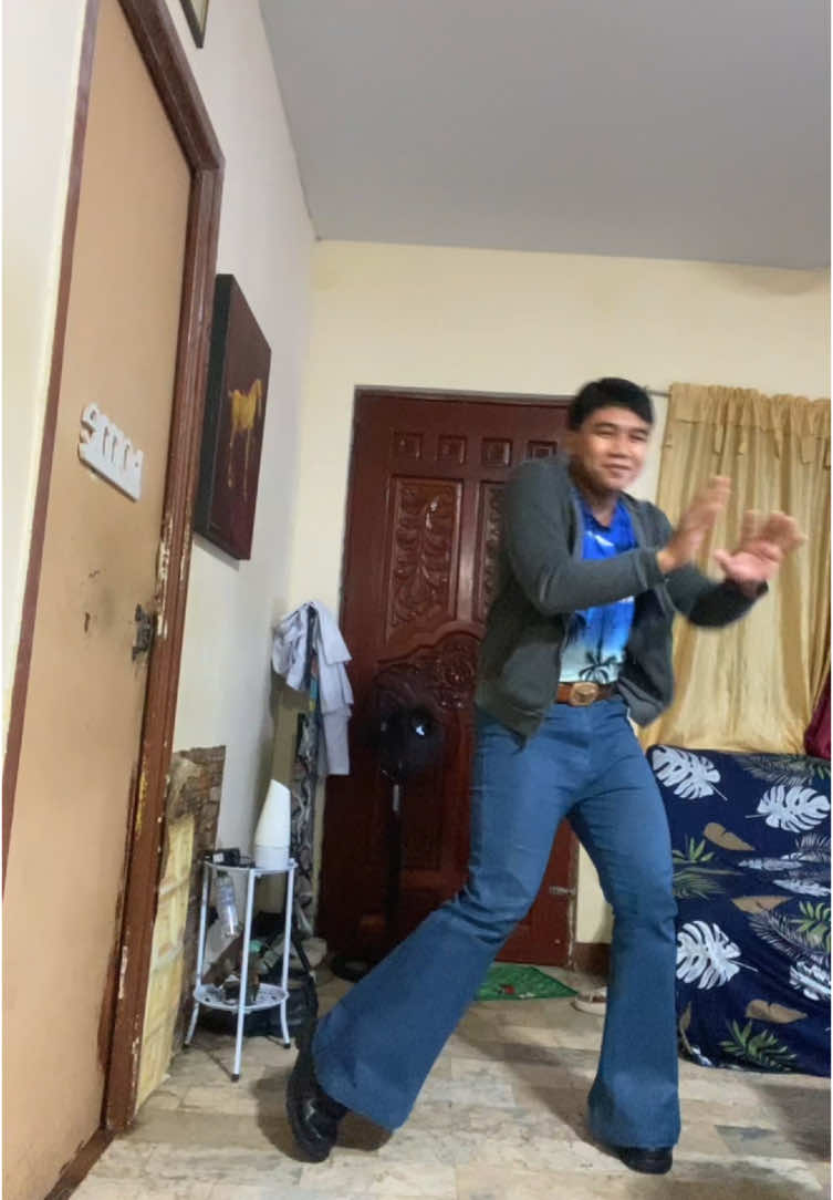 Casual 70s Rock Vintage Fashion #retro #bellbottoms #vintage #retrofashion #oldschool #vintagefashion #bellbottomjeans #bellbottomboys #fashion #70s #70sfashion #groove #groovy #hippie #hippietok #hippiestyle #hippies #oldisgold #hippieaesthetic #60s #60sfashion #1960sfashion #1960saesthetic #1960smusic 