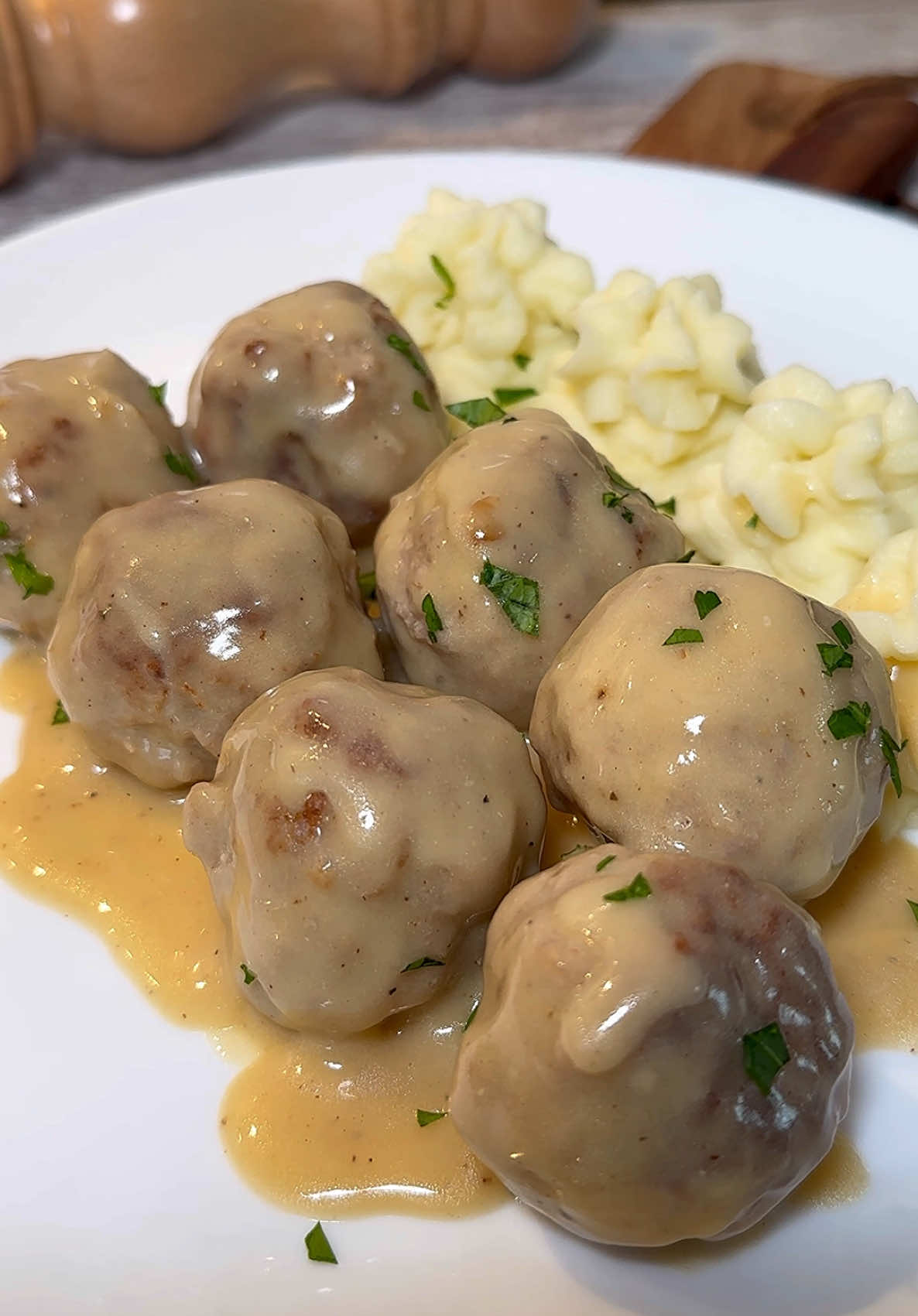 Albóndigas suecas o Köttbullar 🧆 Hoy os traigo mi versión de las albóndigas suecas, que seguro que conoceréis porque son las típicas que venden en el Ikea. La verdad es que la salsa queda espectacular… ¡espero que os guste!  📝 INGREDIENTES (2-3 personas): 🔸Para las albóndigas: ▪️300g carne de cerdo picada ▪️350g carne de ternera picada ▪️1 cebolla picada fina (o rallada) ▪️3 dientes de ajo rallados  ▪️80g de pan rallado ▪️80ml de leche  ▪️1 huevo  ▪️Sal y pimienta negra al gusto ▪️1/2 cdta de nuez moscada  🔸Para la salsa: ▪️600-700ml caldo de carne (si espesa demasiado, bastará con ir añadiendo más caldo, pero mejor ir poco a poco) ▪️200ml de nata para cocinar  ▪️40g harina  ▪️40g mantequilla  ▪️1 cdta mostaza ▪️1 cucharada de salsa inglesa (También llamada Perrins o Worcestershire) 👨🏻‍🍳 PASO A PASO: 1️⃣ Empezamos juntando la carne picada con los ingredientes que os detallo más arriba. Mezclamos bien hasta integrar y formar una masa compacta y moldeable. Con las manos ligeramente untadas en aceite, formamos bolas con la masa. Deben estar compactas, sin grietas.  2️⃣ En un cazuela con un buen chorro de aceite de oliva, doramos las albóndigas por todas partes. Retiramos de la cazuela y reservamos. Retiramos parte del aceite dejando solo un culín, para aprovechar el sabor de las albóndigas. Añadimos la mantequilla y una vez se haya fundido, añadimos la harina.  3️⃣ Integramos bien para formar un roux (mezcla de harina y mantequilla) y cocinamos a fuego medio durante aproximadamente 1 minuto. Incorporamos el caldo poco a poco mientras integramos bien con una varilla, hasta que comience a hervir. En este momento espesará. 4️⃣ Incorporamos la salsa inglesa, la mostaza y la nata líquida. Integramos bien y reincorporamos las albóndigas sobre la salsa. Cocinamos unos 10-15 minutos a fuego suave. Si la salsa espesa demasiado, bastará con agregar más caldo, es importante jugar con la textura hasta que tenga la que buscamos. A mi me gusta bastante espesa y concentrada, pero es cuestión de gustos. 5️⃣ Ya solo quedaría servir las albóndigas con puré de patata, bien de salsa y… ¡a disfrutar!  . . #recetafacil #albondigas #cocinaentiktok #recetas #cocinafacil 