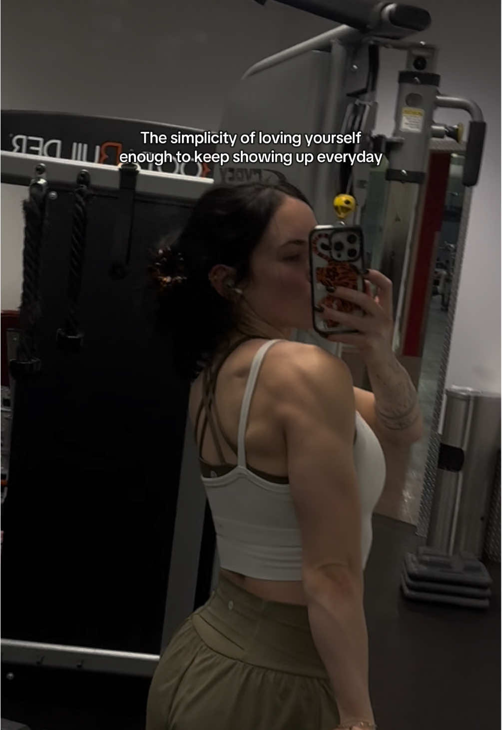 Idk how to pose but this shall do  #triceps #calisthenicsgirls #Fitness #fypシ 