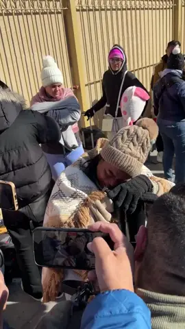 Migrante llora ante primeras acciones de Trump Una mujer migrante rompió en llanto en la frontera de Ciudad Juárez, pues minutos después de que #DonaldTrump asumió la Presidencia, fue desactivada la aplicación de citas #CBPONE, con la que migrantes podían solicitar asilo en #EstadosUnidos. #migrantes #eeuu #migranteslatinos  #ultimahora