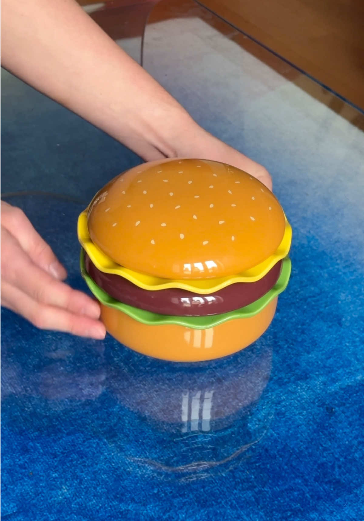 ok this might be the cutest dinner plate set i’ve ever bought! who wants a boring set when you can get a burger plate set 🍔 #burgerplate #funkyhomedecor #funkyhomeaccessories #plateset #unboxing #asmr #blates #kitchenware 