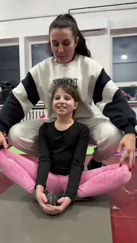 Вже зовсім інша реакція в малої 😄.    #awawaw #розтяжка #шпагат #танці #рек #фуп #fyp #rek #діти #дітиукраїни 