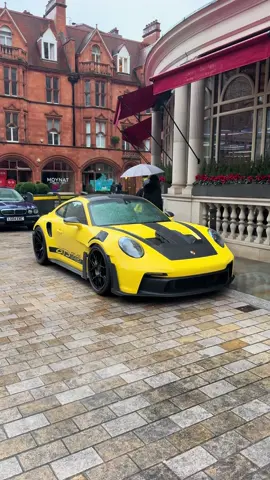 I tried to cover the headlights 😭😭😭 #spotsbyalexx #porsche #gt3rs #porschegt3rs #eyeofrah #carhub #carspotting #careditsounds #blowthisup #londoncarspotting #fyp #CapCut 