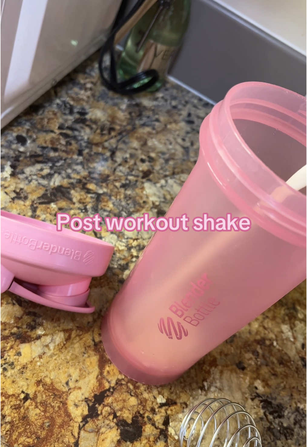 Of course my BlenderBottle has to be pink🩷 @BlenderBottle Shop  #blenderbottle #postworkout #proteinshake #gymgirl #postgym 