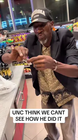Nah why unc really got magic tricks tho😂  #salt #magic #magictrick #foryoupage #fyp #massfollowing🔥🔥 