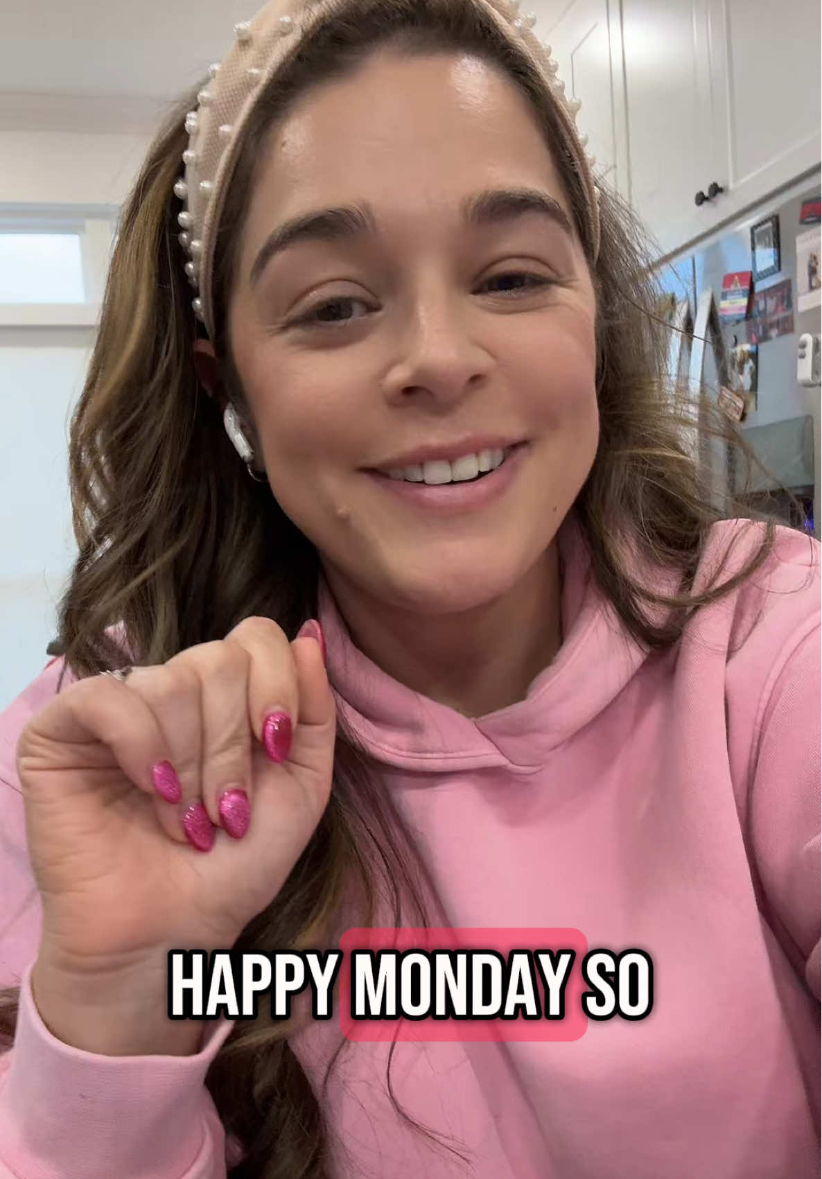 Happy Monday! Trump’s back in the White House, South Louisiana’s bracing for snow (what?!), Onyx Storm drops tonight, and my husband’s bringing home king cake because Mardi Gras season is here. Buckle up, y’all, this week is coming in hot! 💜💛💚 #LifeInLouisiana #MardiGrasSeason #NeverABoringMoment #HappyMonday 